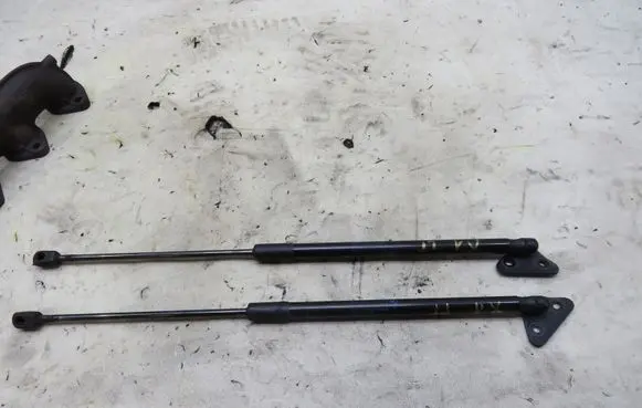 BMW X1 E84 Tailgate strut GMAUTO4574097