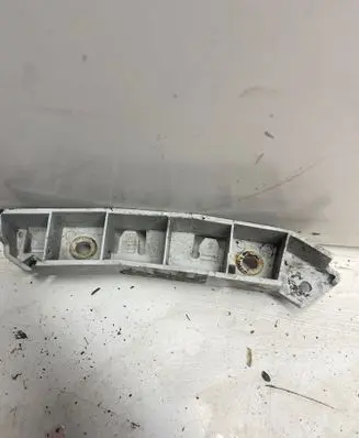 Front bumper mounting bracket