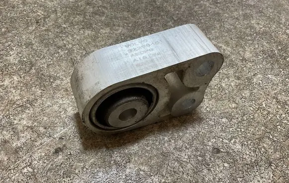 Volvo XC40 Engine mount bracket 32298481 2303