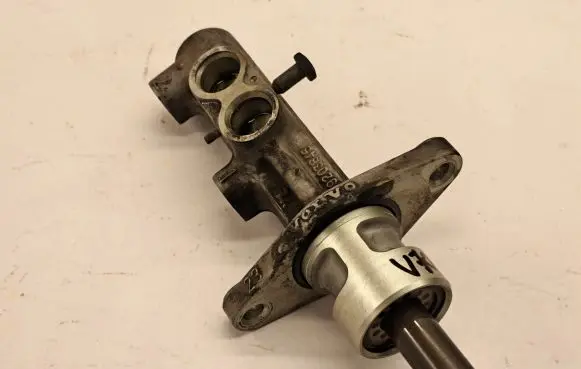 Volvo S70 V70 V70 XC Master brake cylinder 9203845