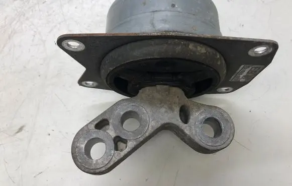 Opel Insignia A Engine mount bracket 13322171