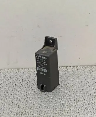 Volkswagen Golf V Glow plug pre-heat relay 038907281D 51299023A