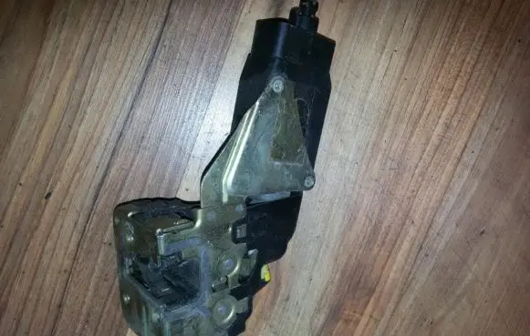 Mitsubishi Carisma Front door lock