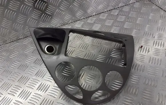 Ford Focus Radio/GPS head unit trim 2M5X-A047A04