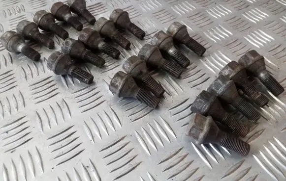 Opel Vivaro Nuts/bolts 