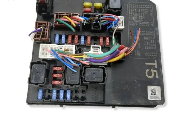 Nissan Juke I F15 Fuse module 284B71KK0A 2221005510 518591F06