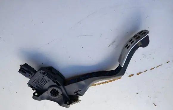 Peugeot 307 CC Accelerator throttle pedal 9681530580