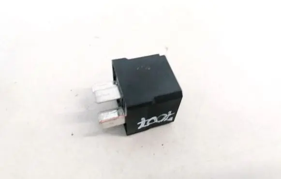 Opel Corsa D Other relay 13171831 4RA00779105