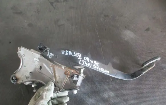 Toyota Corolla Verso AR10 Brake pedal bracket assembly 