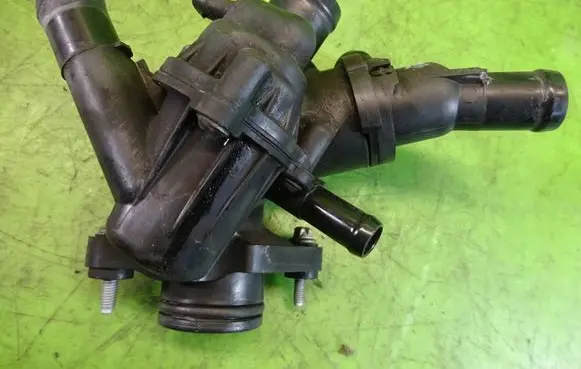 Infiniti Q30 Thermostat/thermostat housing A2702000615