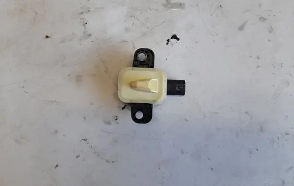 Mercedes-Benz CLA C117 X117 W117 Airbag deployment crash/impact sensor A1668210351