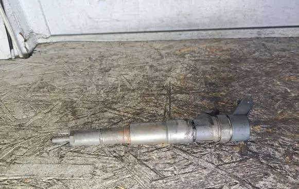 BMW 5 E39 Fuel injector 2354093 0445110029