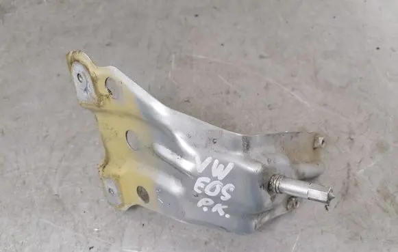 Volkswagen Eos Fender mounting bracket 1Q0821135