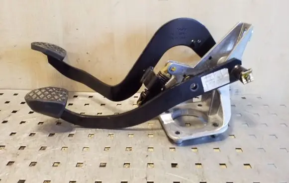 BMW X3 E83 Pedal assembly 3331337
