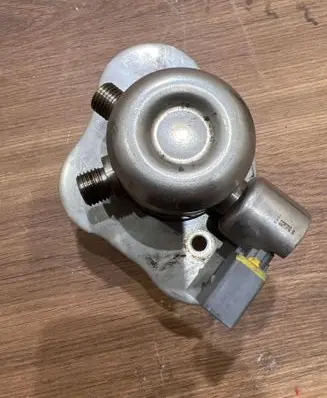 BMW 1 E81 E87 Fuel injection high pressure pump 7562473 0261520041 1001419661