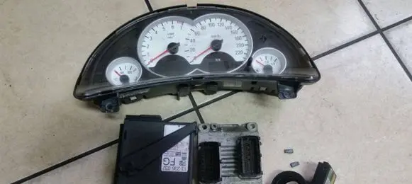 Opel Corsa C Engine control unit/module ECU 55354327 1039S10563 0261208393