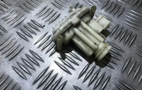Audi 80 90 B3 Central locking vacuum pump 893862153