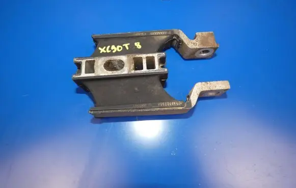 Volvo XC90 Engine mount bracket 31330594 532E37