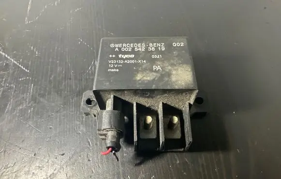 Mercedes-Benz E W211 Charging relay A0025423819 V23132A2001314