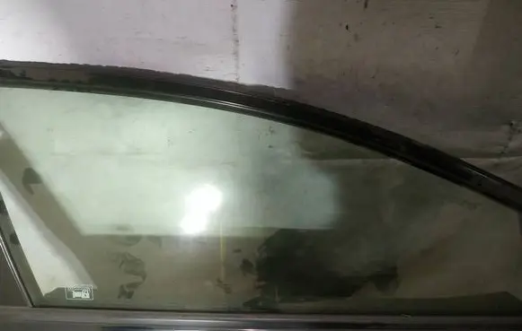 Honda Civic Front door window glass four-door as2