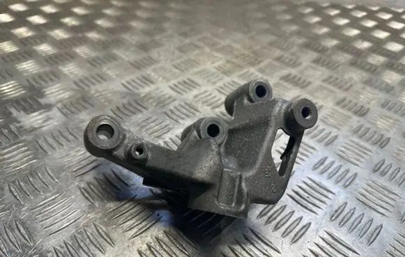 Engine mounting bracket