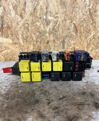Mercedes-Benz S W220 Fuse module A0325458232 05045116