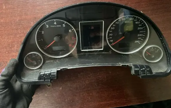 Audi A4 S4 B7 8E 8H Speedometer (instrument cluster) 8E0920900S