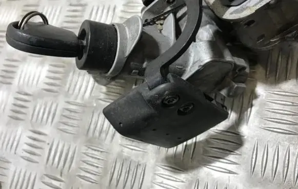 Volkswagen PASSAT B5 Ignition lock 4b0905851a