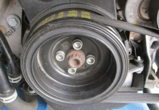 Volkswagen Golf VII Crankshaft pulley 04L105243