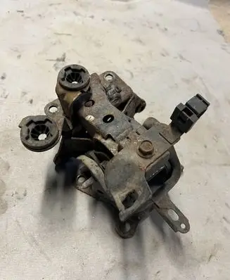 Nissan X-Trail T30 Engine mount bracket