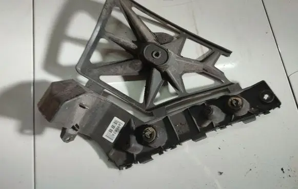 Front bumper mounting bracket