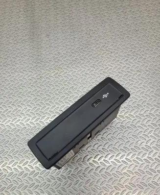 Mercedes-Benz CLA C118 X118 USB socket connector A2478203902