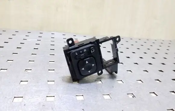 Mitsubishi Pajero Wing mirror switch R183569