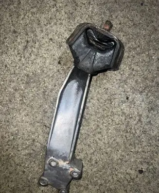 BMW 5 E28 Engine mounting bracket 1175623