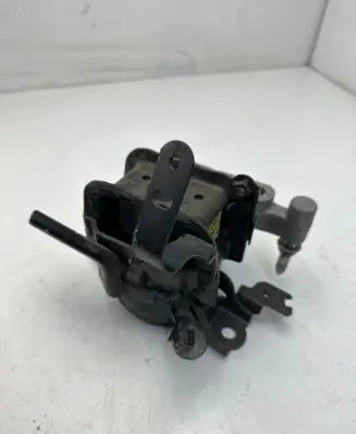 Toyota RAV 4 (XA50) Engine mount bracket M3111676
