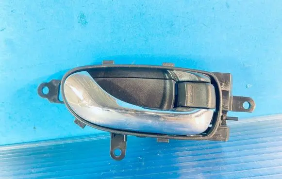 Nissan Leaf I (ZE0) Front door interior handle