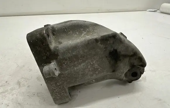 Mercedes-Benz CLS C218 X218 Engine mounting bracket A6422233404