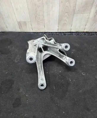 BMW 5 G30 G31 Engine mounting bracket 6861564 19014510