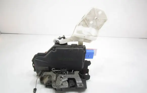 Volkswagen Golf VI Rear door lock 7L0839016D 991610300