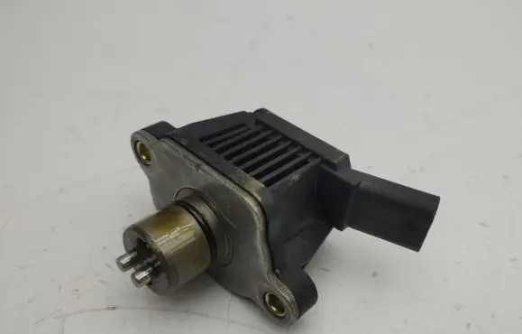 Volkswagen Golf VIII Camshaft vanos timing valve 04E906048A