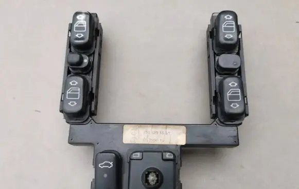 Mercedes-Benz E W210 Electric window control switch 2108211051 03750010