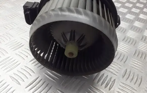 Suzuki Swift I Front door blower motor AV272700-0311