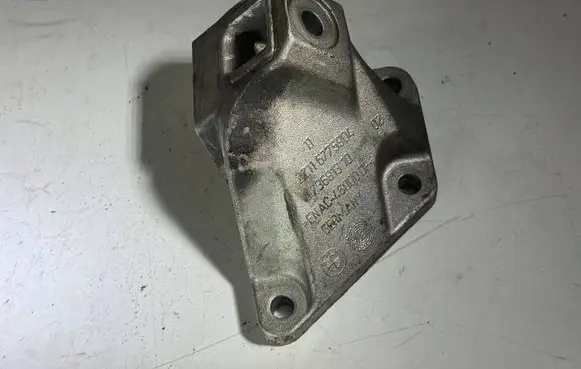 Engine mounting bracket