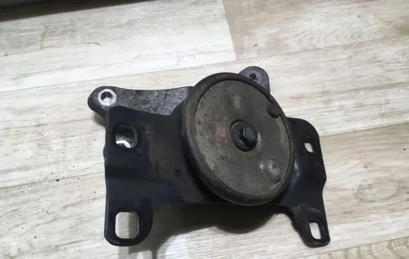 Volvo C70 Gearbox mount 30681171