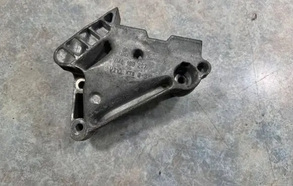Volkswagen Beetle A5 Engine mounting bracket 04L199207 V210KTS33