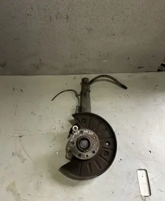 Volkswagen Touareg I Front wheel hub spindle knuckle