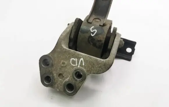 Mitsubishi Outlander Engine mount bracket