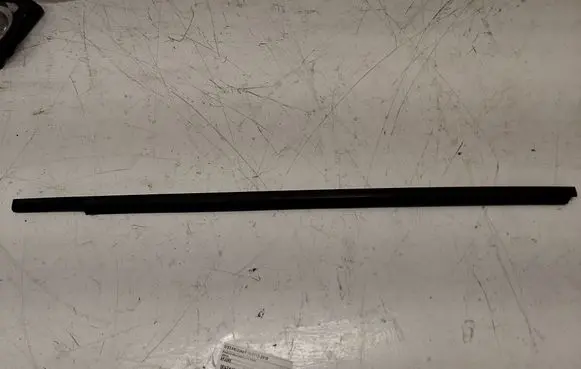 Nissan Juke I F15 Front door glass trim molding KPJUKE