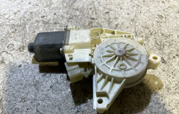 Mercedes-Benz C AMG W204 Front door window regulator motor A2048200142 971133100 0802