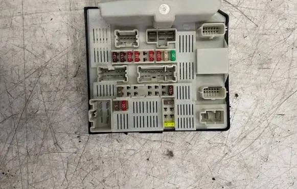Renault Master III Fuse module 519337174